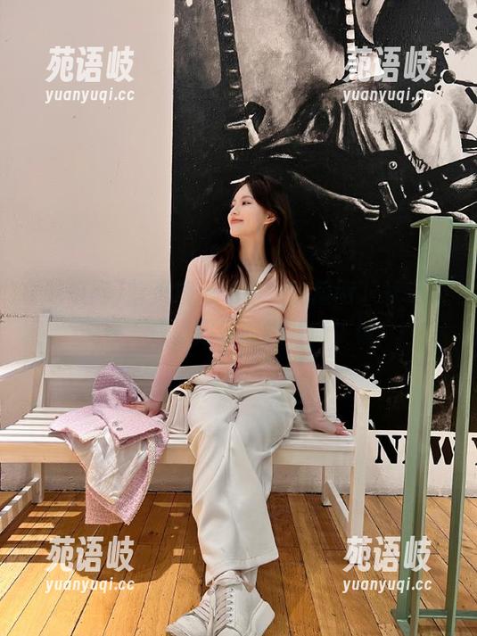 首页精彩不断，吃瓜网下载轻松观看，成为娱乐圈的时尚先锋！